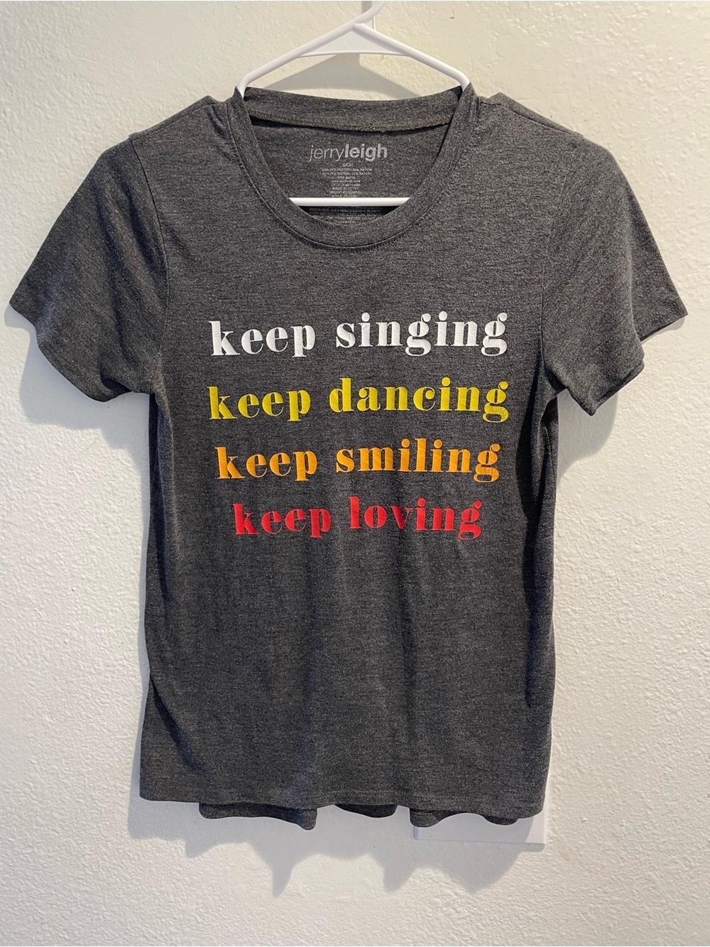 Jerry Leigh Gray Keep Singing Dancing Smiling Loving Graphic Tee S 🎶